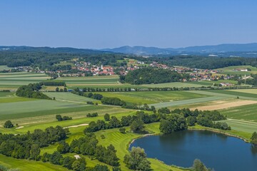 Fototapeta premium Weiherlandschaft nahe Straubing in Niederbayern, Blick auf einen herrlich gelegenen Golfplatz