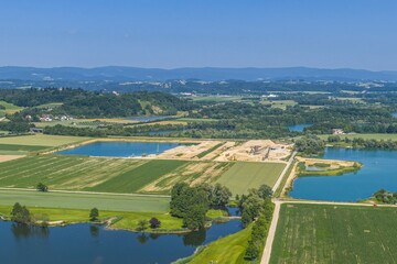 Weiherlandschaft nahe Straubing in Niederbayern, Blick auf ein Kiesabbaugebiet mit Baggerseen