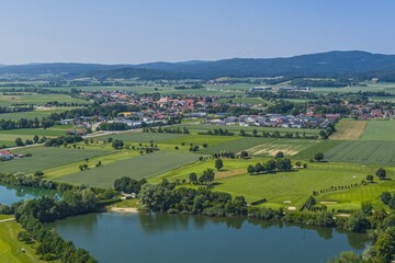 Naklejka premium Weiherlandschaft nahe Kirchroth in Niederbayern, Blick auf einen herrlich gelegenen Golfplatz