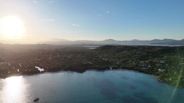 survol de Porto Cervo en Sardaigne pr&egrave;s d'Olbia