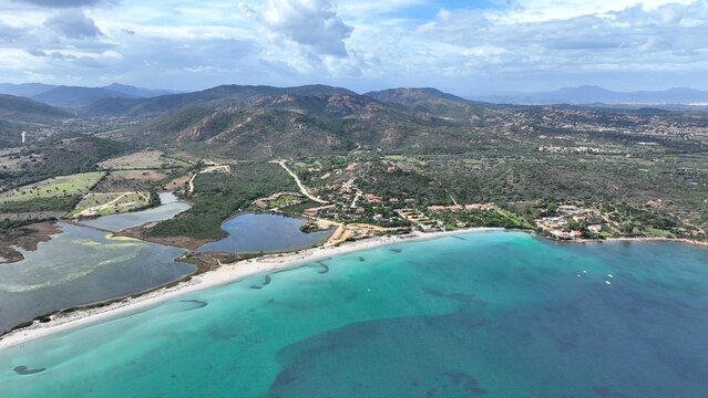 survol de Porto Cervo en Sardaigne pr&egrave;s d'Olbia