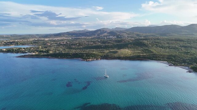 survol de Porto Cervo en Sardaigne pr&egrave;s d'Olbia