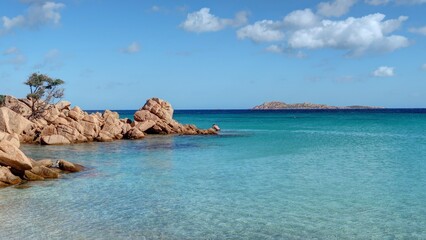 plage de sable blanc et eau cristalline en Sardaigne