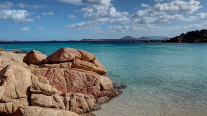plage de sable blanc et eau cristalline en Sardaigne