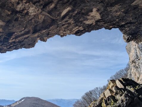 Transizione visiva dalla penombra della grotta alla luce del cielo aperto