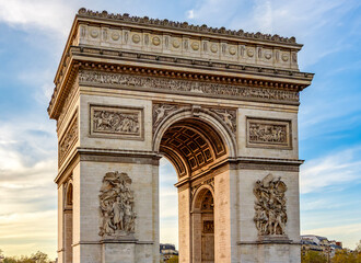 Fototapeta premium Triumphal arch (Arc de Triomphe) on Charles de Gaulle square at sunset, Paris, France
