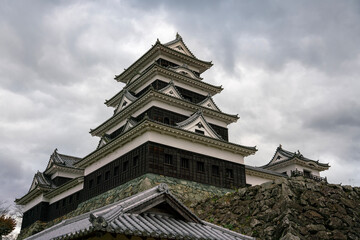 愛媛県・大洲城の天守を間近から見上げた風景。
愛媛県大洲市にある大洲城を、近くから見上げる構図で撮影した写真。白壁と美しい天守の造形が際立ち、日本の歴史と城郭建築の魅力を感じさせる一枚です。