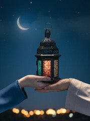 Obraz premium Ornamental Arabic lantern with burning candle