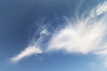 Obraz premium Exceptional white cloud shapes against a deep blue sky