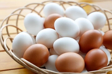 カゴに盛った生卵