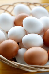 カゴに盛った生卵
