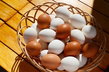 カゴに盛った生卵