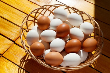 カゴに盛った生卵