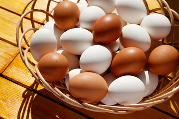 カゴに盛った生卵