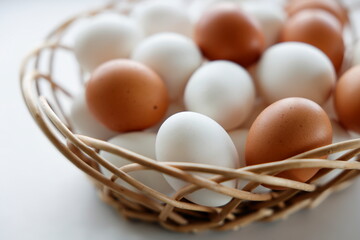 カゴに盛った生卵