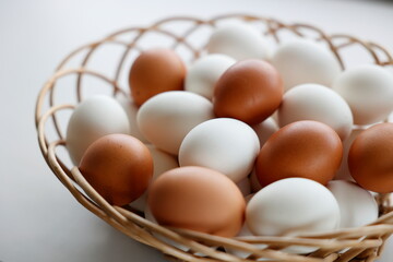 カゴに盛った生卵