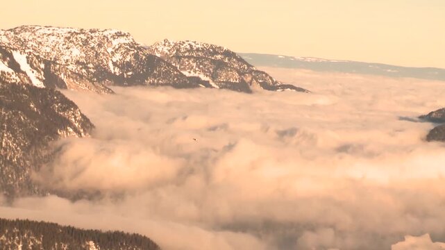 H&eacute;licopt&egrave;re en montagne sut mer de nuage