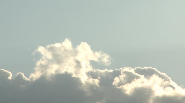 &eacute;volution nuage dans le ciel bleu