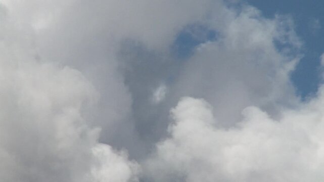 &eacute;volution nuage dans le ciel bleu