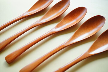 ナチュラルな木の質感が美しい木製スプーンを並べた写真。温かみのある色合いとシンプルなデザインが、キッチン雑貨や丁寧な暮らし、ナチュラルライフをイメージさせる。