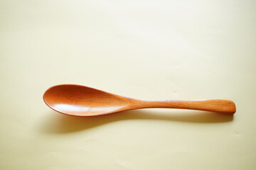 ナチュラルな木の質感が美しい木製スプーンを並べた写真。温かみのある色合いとシンプルなデザインが、キッチン雑貨や丁寧な暮らし、ナチュラルライフをイメージさせる。