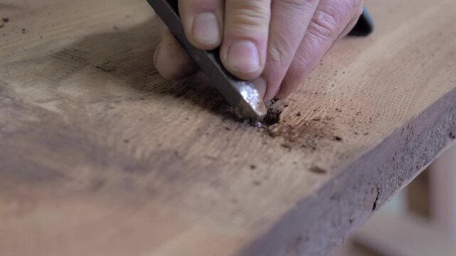 Travail pour retirer un clou d'une pi&egrave;ce de bois