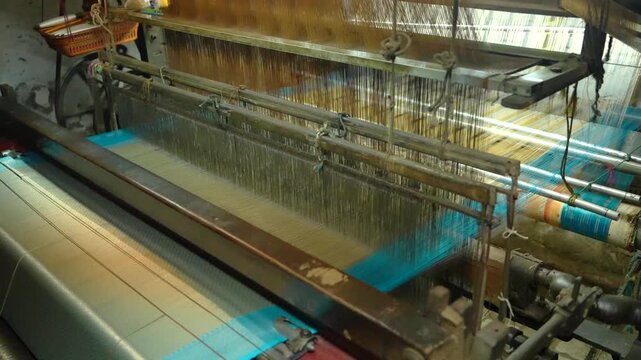 Traditional Banarasi Sari Weaving on Handloom in Varanasi, India &ndash; 4K