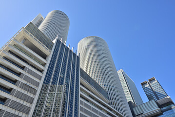 Obraz premium 青空に映える高層ビルを見上げる名古屋駅の風景4