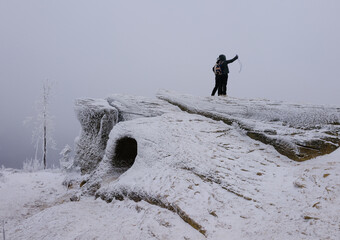 Dwie dziewczyny robiące sobie zdjęcie selfie na śnieżnej skale © kubikactive