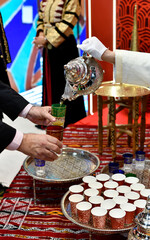 tetera marroqu&iacute; de plata sirviendo t&eacute; moruno en vasos tradicionales &aacute;rabes