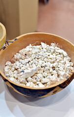 semillas de baobab en un cuenco e madera