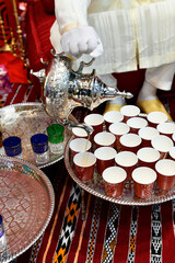 tetera de plata sirviendo te moruno