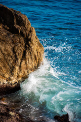 에메랄드빛 파도, 하얀 포말