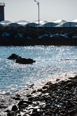 햇빛 반짝이는 방파제가 있는 바다