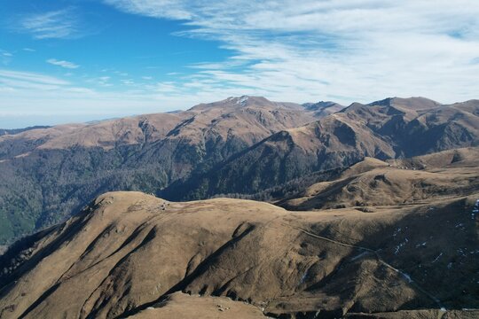 Gomis Mta, Gomismta, Georgia, Caucasus Mountains, autumn, autumn landscape, mountain landscape, mountains, highlands, alpine meadow, grassland, yellow grass, dry grass, treeless, no trees, open space,