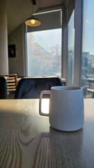 햇살이 비치는 카페 창가의 커피 한 잔