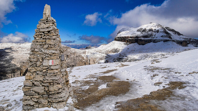 Steinhaufen als Wegmarkierung auf dem Wanderweg  vom Sass Pordoi zum Piz Bo&egrave;