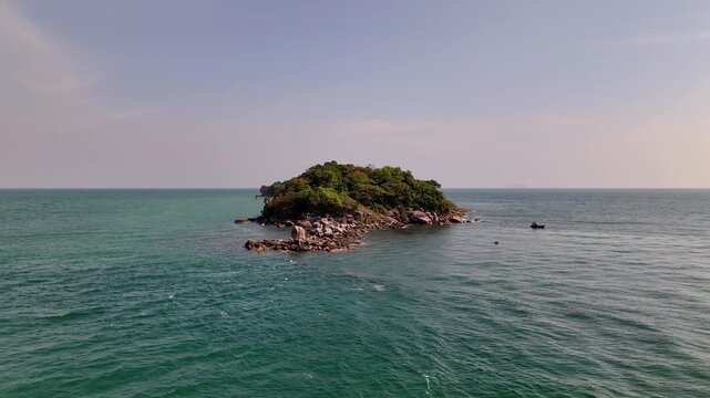 Flying over Overview of the tip of Hòn Dǎm Ngoài island 