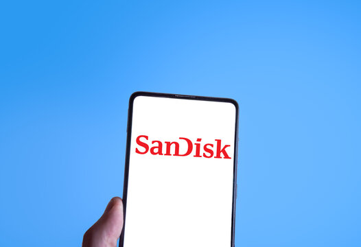 Sandisk logo on smartphone screen, blue background. Link&ouml;ping, &Ouml;ster&ouml;gltnad, Sweden 01-27-2026.