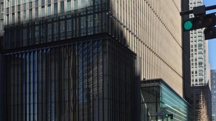 青空の下にそびえ立つ高層ビルの垂直ラインとモダンな建築デザイン © cooperman