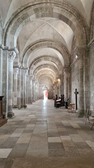 Obraz premium Belle perspective sur l'une des allées latérales de la basilique Sainte-Marie-Madeleine de Vézelay