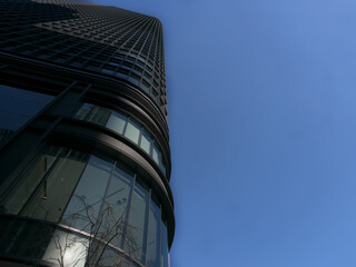 高層ビルの外壁に見られる規則的なタイルと窓の幾何学的なテクスチャ © cooperman