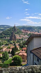 Obraz premium Le Puy-en-Velay, le rocher Corneille, Notre-Dame du Puy et le rocher Saint-Michel d'Aiguilhe vus depuis la route de Polignac