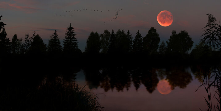 Blutmond am Abendhimmel mit Landschaft, Panorama 