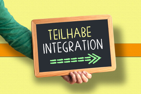 Wegweiser, Teilhabe und Integration, Kreidetafel in der Hand