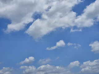 Obraz premium Beautiful white clouds on a blue sky background at the day.