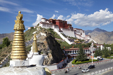 Potala Palace, Red and White Palace, in Lhasa,Tibet, Cina. It was formerly the winter palace of Dalai Lamas