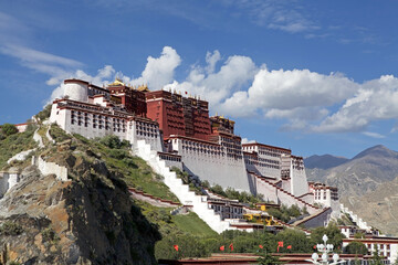 Potala Palace, Red and White Palace, in Lhasa,Tibet, Cina. It was formerly the winter palace of Dalai Lamas