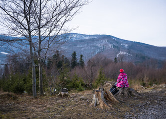 Turystka odpoczywająca z górskim szlaku © kubikactive