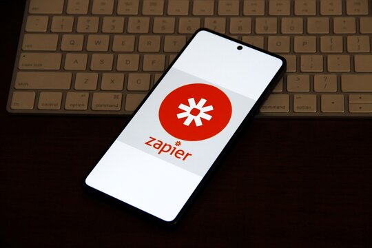 Zapier - Ferramenta de automa&ccedil;&atilde;o de fluxo de trabalho baseada em nuvem que permite conectar diferentes aplicativos e servi&ccedil;os da web (como Gmail, Slack, Google Sheets, HubSpot, etc.).